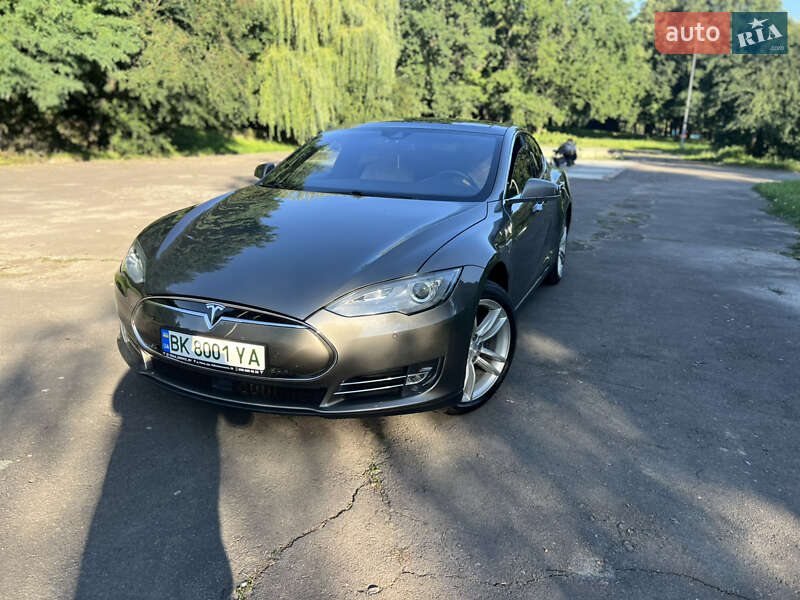 Лифтбек Tesla Model S 2015 в Ровно