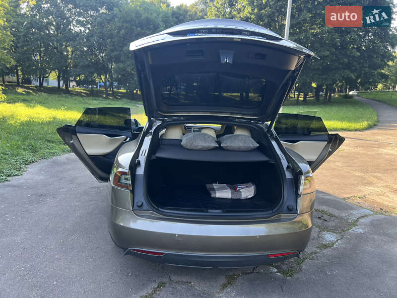 Ліфтбек Tesla Model S 2015 в Рівному