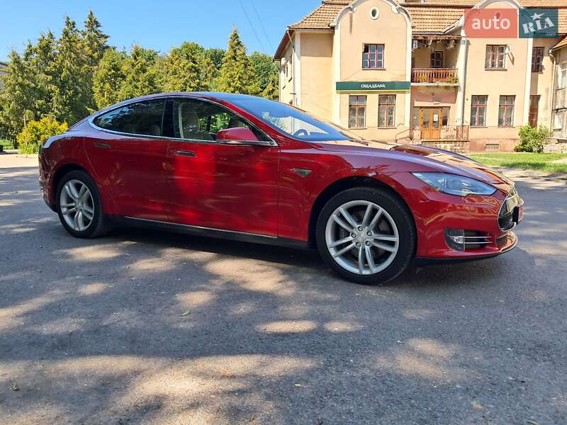 Лифтбек Tesla Model S 2014 в Радехове