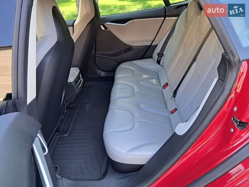 Лифтбек Tesla Model S 2014 в Радехове