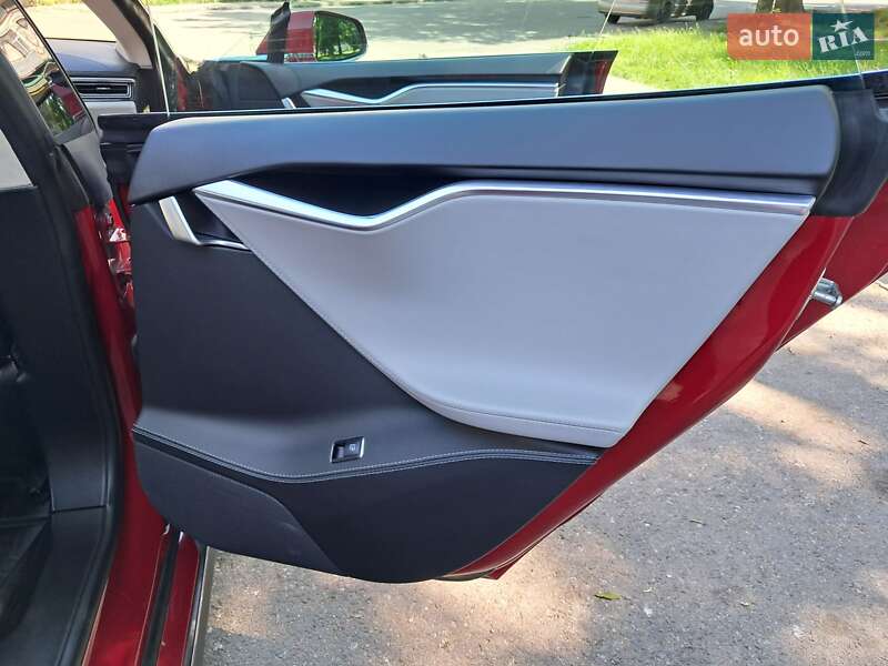 Лифтбек Tesla Model S 2014 в Радехове