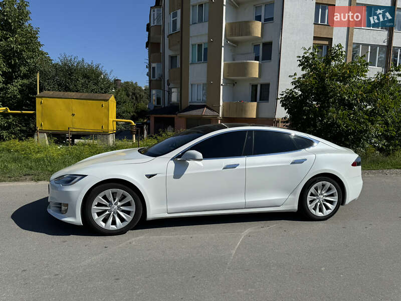 Лифтбек Tesla Model S 2016 в Ивано-Франковске