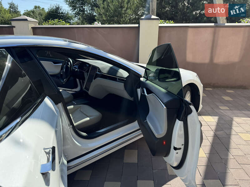 Лифтбек Tesla Model S 2016 в Ивано-Франковске