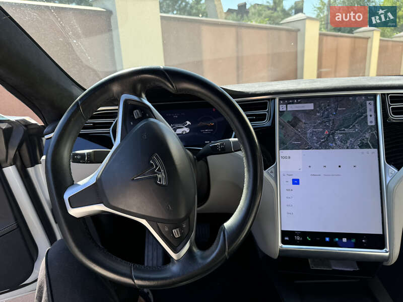 Лифтбек Tesla Model S 2016 в Ивано-Франковске