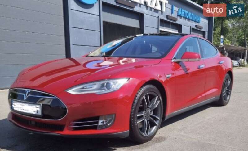 Лифтбек Tesla Model S 2015 в 