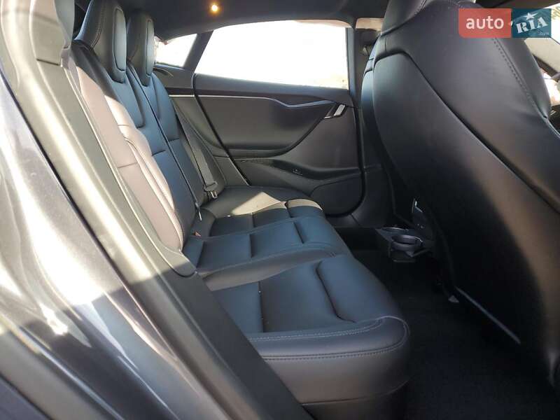 Лифтбек Tesla Model S 2021 в Сарнах