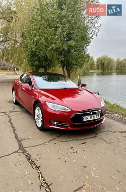 Лифтбек Tesla Model S 2015 в 