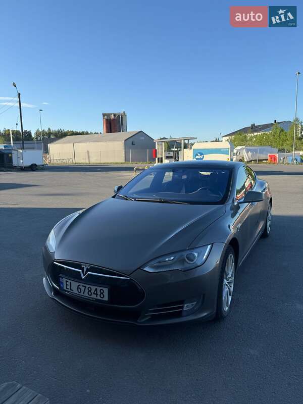 Лифтбек Tesla Model S 2015 в 