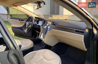 Лифтбек Tesla Model S 2013 в 