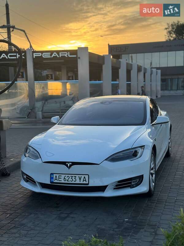 Лифтбек Tesla Model S 2016 в Днепре