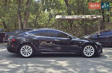 Лифтбек Tesla Model S 2017 в 
