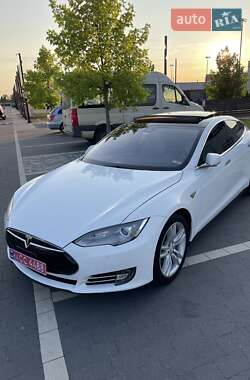 Лифтбек Tesla Model S 2015 в 