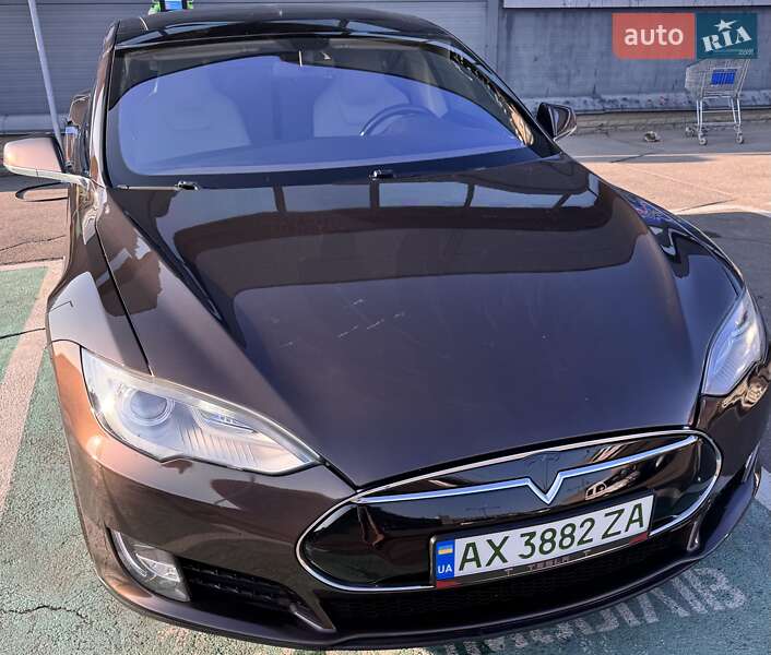 Лифтбек Tesla Model S 2013 в 