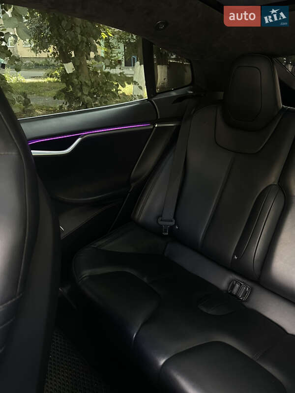 Лифтбек Tesla Model S 2016 в Виннице