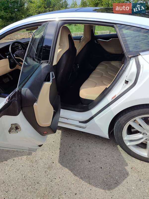 Лифтбек Tesla Model S 2016 в Ивано-Франковске