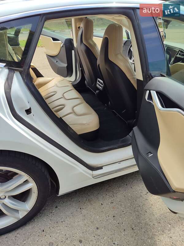 Лифтбек Tesla Model S 2016 в Ивано-Франковске