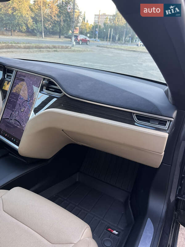 Лифтбек Tesla Model S 2017 в Кривом Роге
