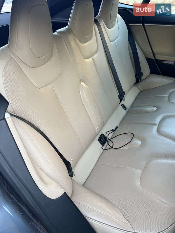 Лифтбек Tesla Model S 2017 в Кривом Роге