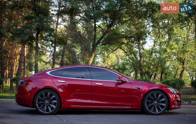 Лифтбек Tesla Model S 2017 в Кременчуге