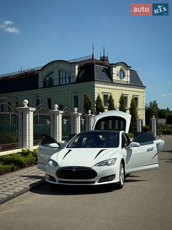 Tesla Model S 2015