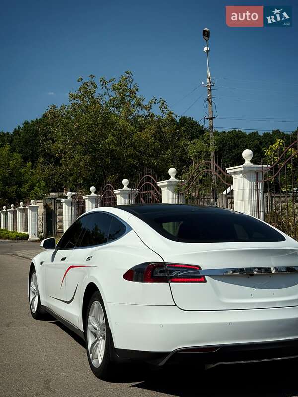 Лифтбек Tesla Model S 2015 в Виннице