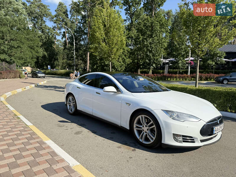 Лифтбек Tesla Model S 2015 в Киеве