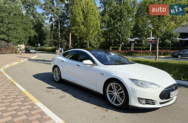 Лифтбек Tesla Model S 2015 в 