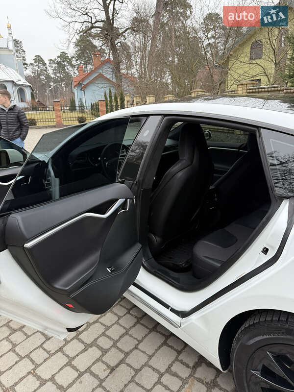 Лифтбек Tesla Model S 2016 в Львове