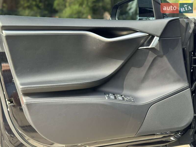 Лифтбек Tesla Model S 2016 в Ивано-Франковске