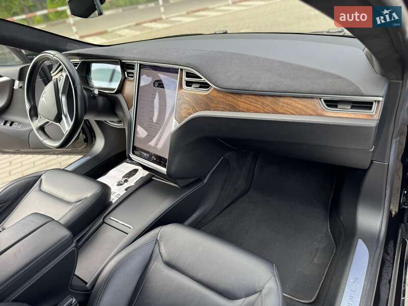 Лифтбек Tesla Model S 2016 в Ивано-Франковске