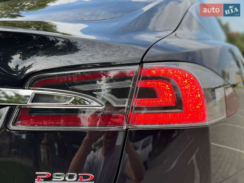 Лифтбек Tesla Model S 2016 в Ивано-Франковске