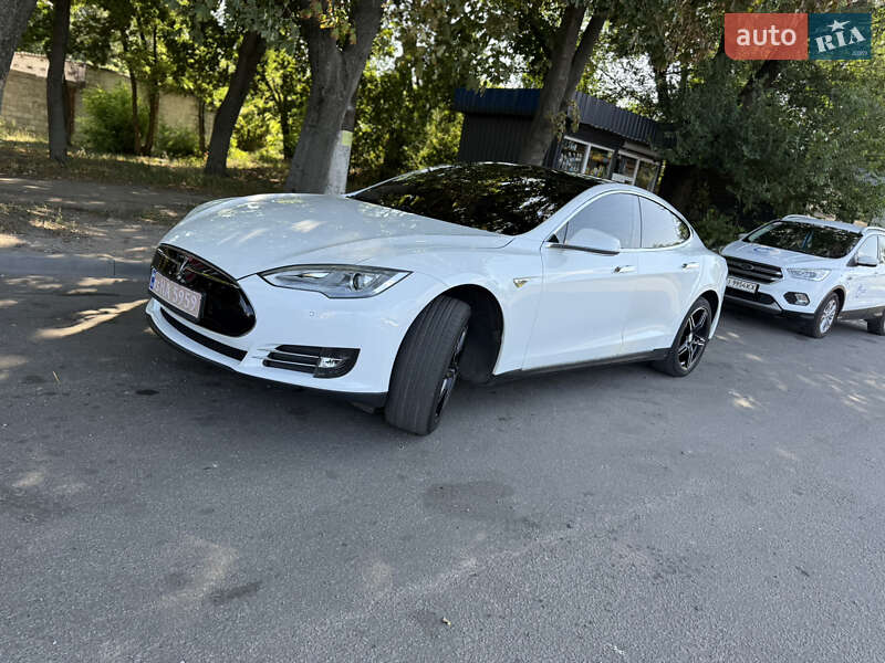 Лифтбек Tesla Model S 2013 в 