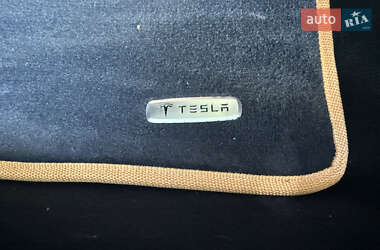 Лифтбек Tesla Model S 2013 в 
