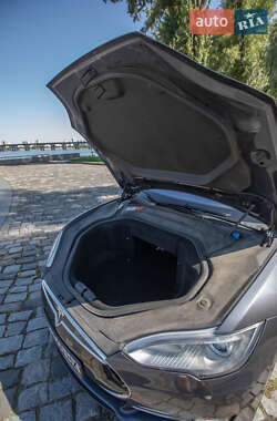 Лифтбек Tesla Model S 2014 в 