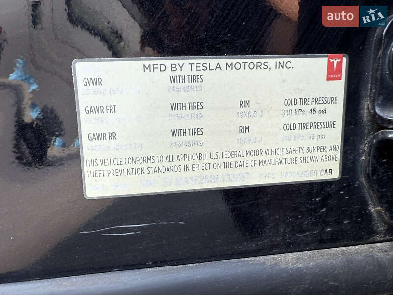 Лифтбек Tesla Model S 2016 в Киеве