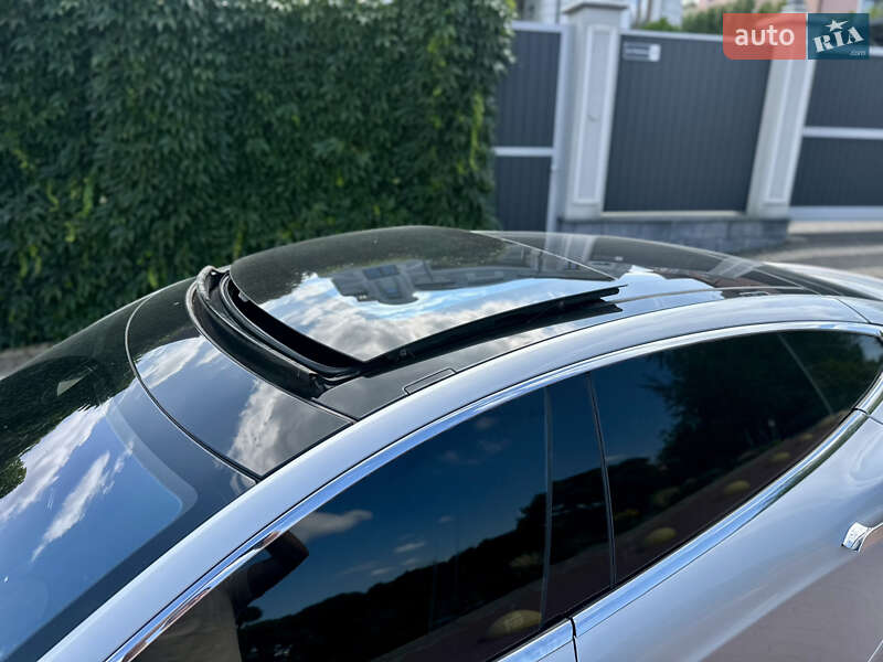 Ліфтбек Tesla Model S 2015 в Чернівцях
