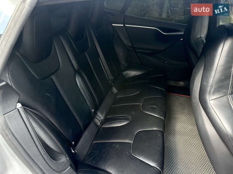 Ліфтбек Tesla Model S 2015 в Чернівцях