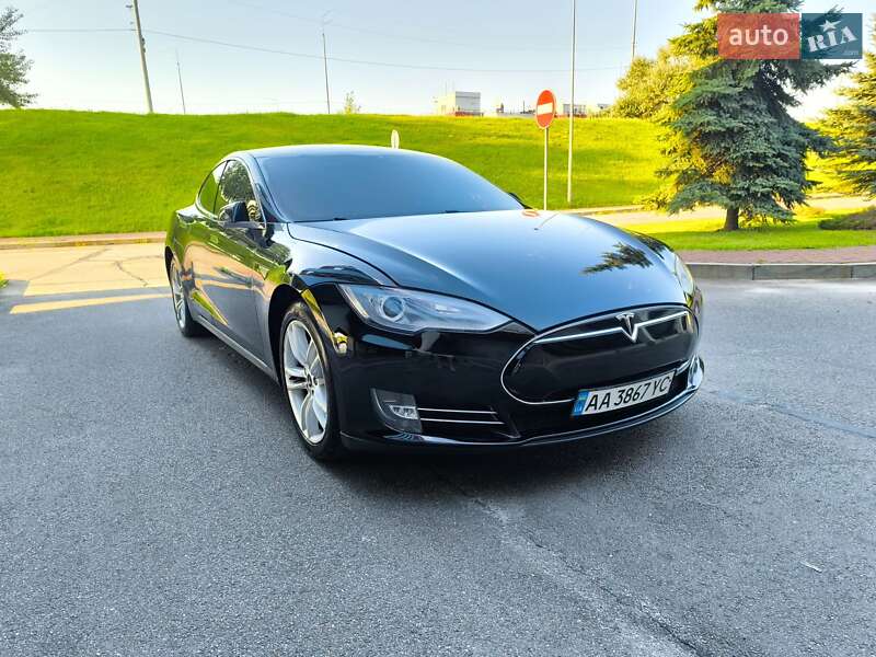 Лифтбек Tesla Model S 2014 в 