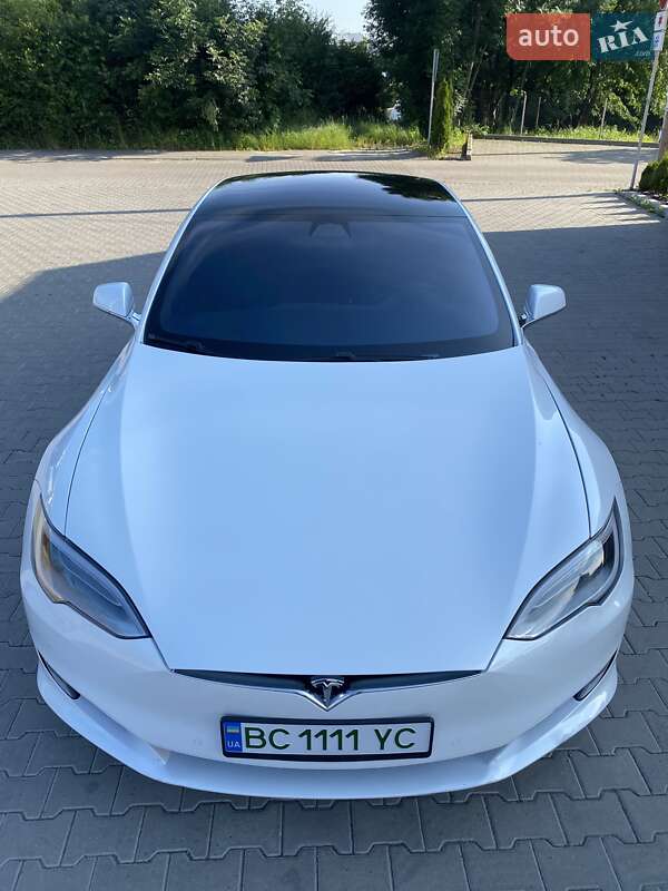 Лифтбек Tesla Model S 2016 в Львове
