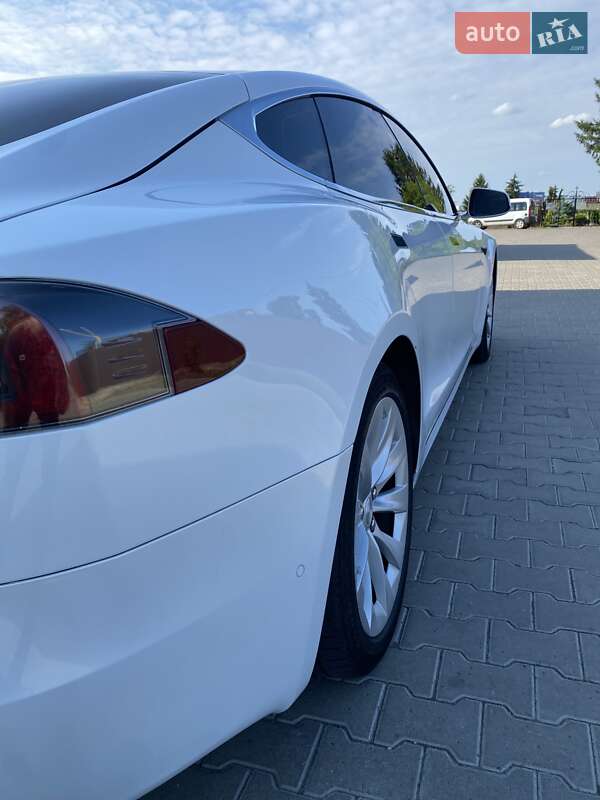 Лифтбек Tesla Model S 2016 в Львове