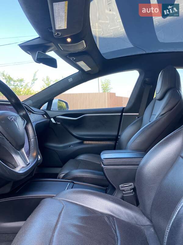 Лифтбек Tesla Model S 2016 в Львове