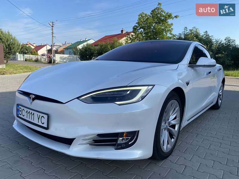 Лифтбек Tesla Model S 2016 в Львове
