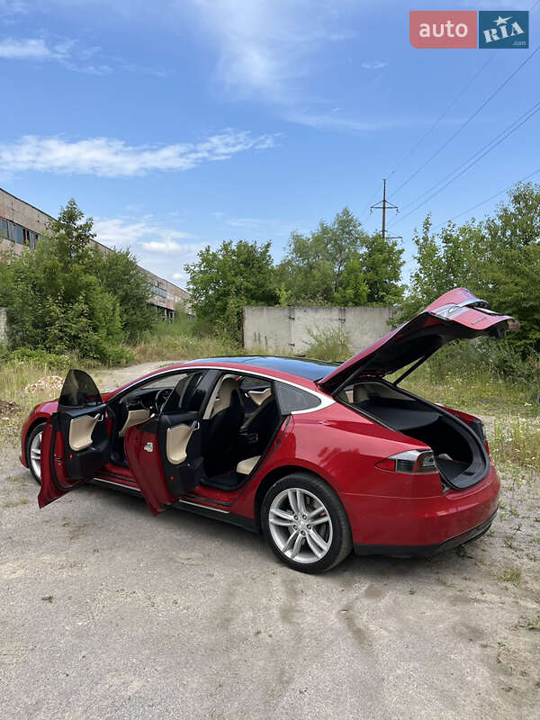 Лифтбек Tesla Model S 2015 в Стрые