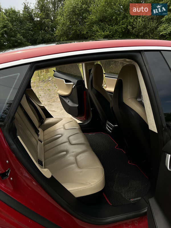 Лифтбек Tesla Model S 2015 в Стрые