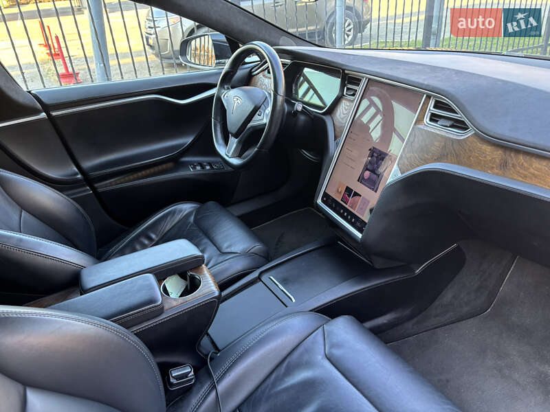 Ліфтбек Tesla Model S 2017 в Чернівцях