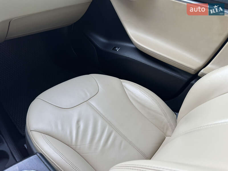 Ліфтбек Tesla Model S 2013 в Дніпрі