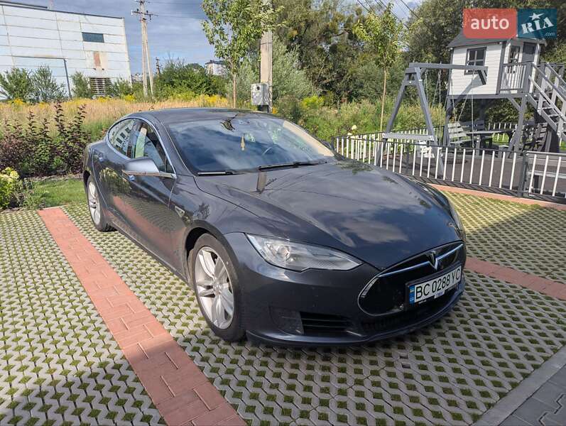 Лифтбек Tesla Model S 2015 в 