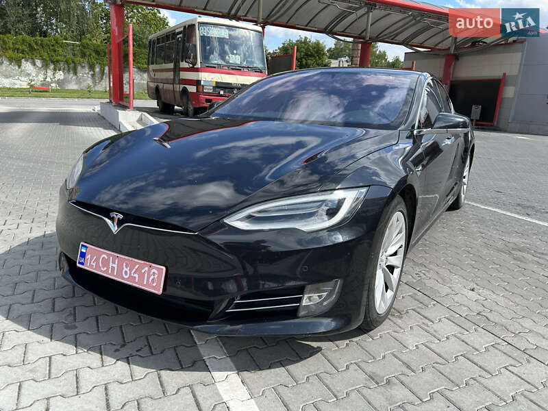 Лифтбек Tesla Model S 2017 в Львове