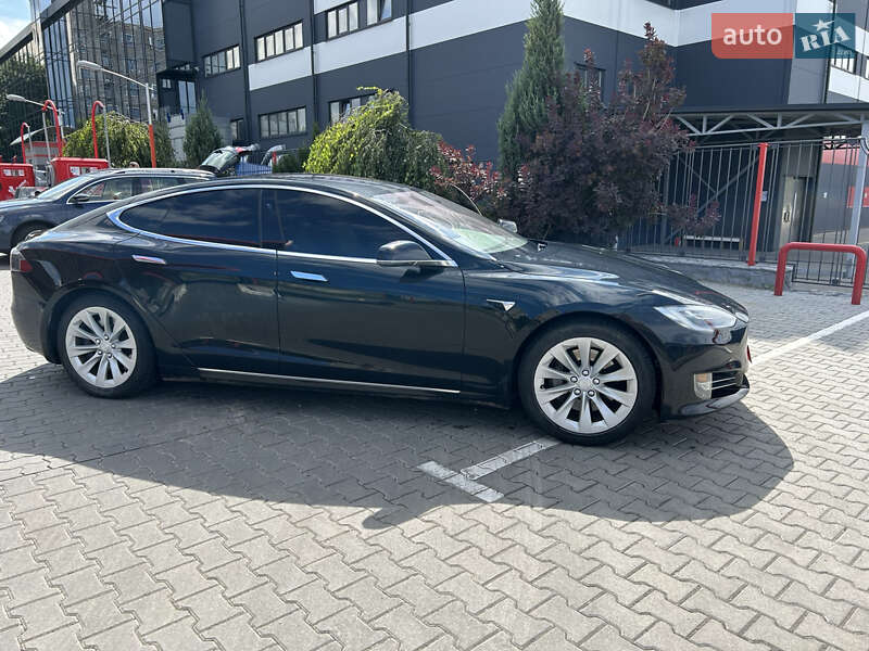 Лифтбек Tesla Model S 2017 в Львове