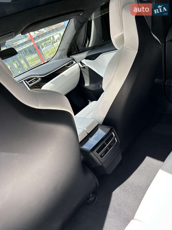 Лифтбек Tesla Model S 2017 в Львове